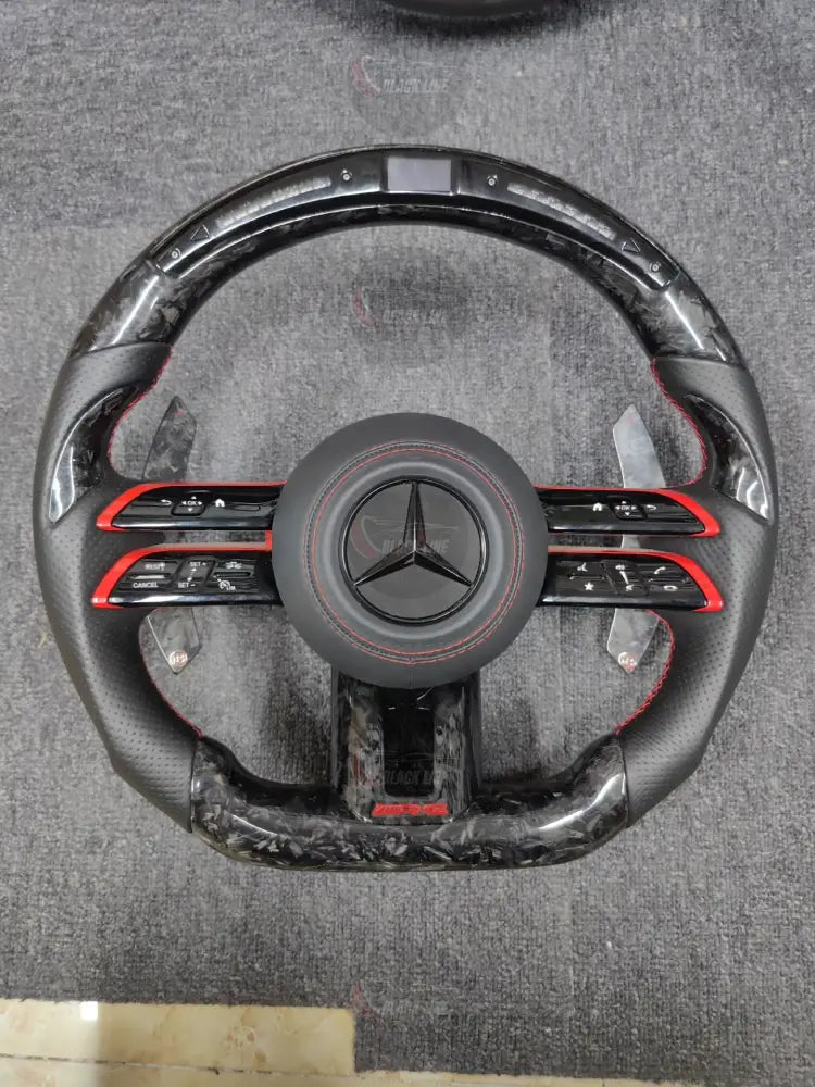 Volante Mercedes-AMG de Carbono Forjado con Pantalla LED Cuero Perforado y Detalles Rojos