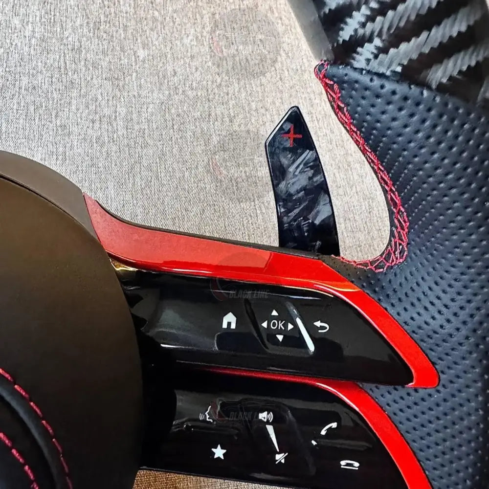 Volante Mercedes-AMG Carbono | Cuero Perforado Costuras Rojas y Levas de Carbono