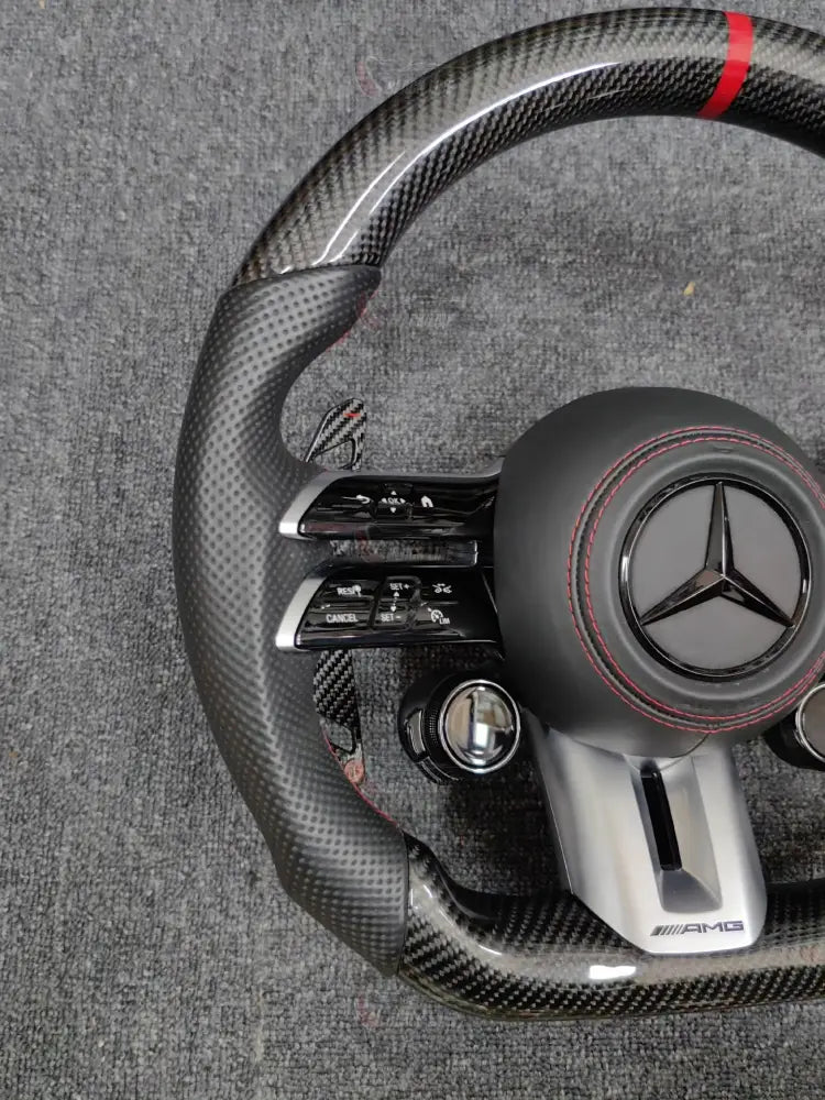 Volante Mercedes-AMG Deportivo en Carbono y Cuero Perforado | Fondo Plano Mandos Giratorios Levas y Airbag