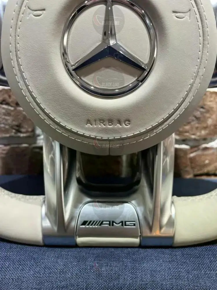 Volante Mercedes-AMG en Cuero Beige Perforado con Levas Multifunción y Acabado Metálico