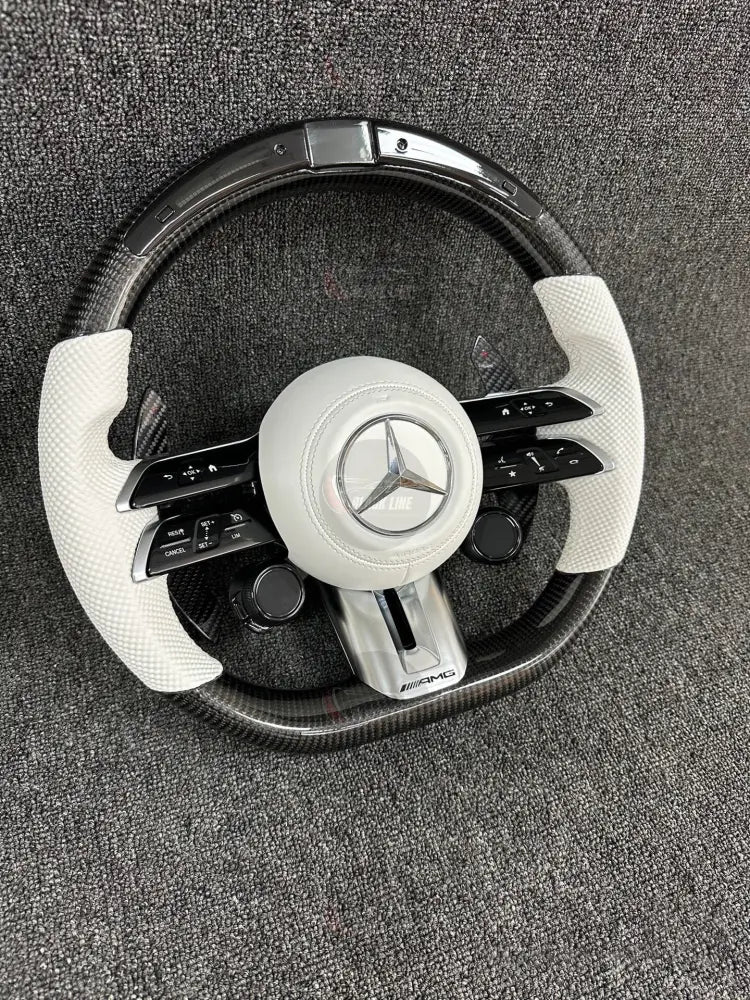 Volante Mercedes-AMG Deportivo en Fibra de Carbono y Cuero Blanco Perforado | Display LED Levas de Carbono Controles
