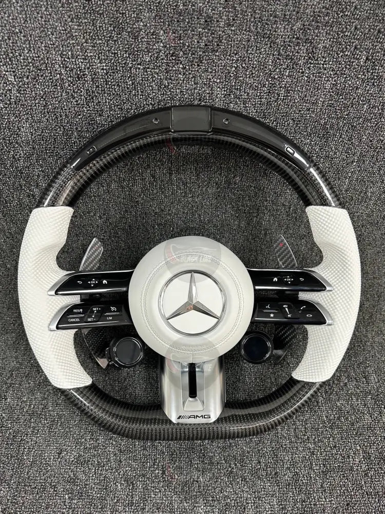 Volante Mercedes-AMG Deportivo en Fibra de Carbono y Cuero Blanco Perforado | Display LED Levas de Carbono Controles