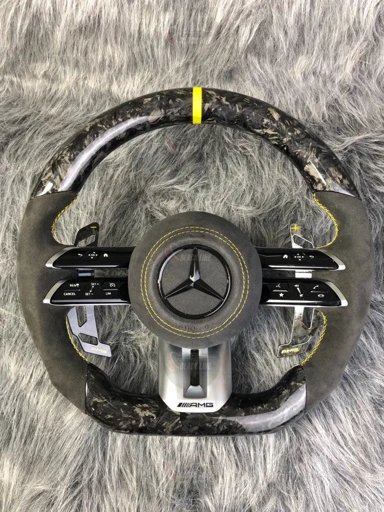 Volante Mercedes-AMG Performance en Carbono Forjado y Alcántara | Levas Multifunción Airbag y Detalles Amarillos