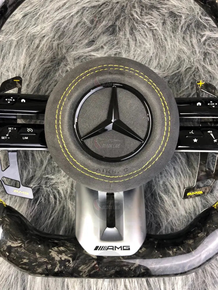 Volante Mercedes-AMG Performance en Carbono Forjado y Alcántara | Levas Multifunción Airbag y Detalles Amarillos