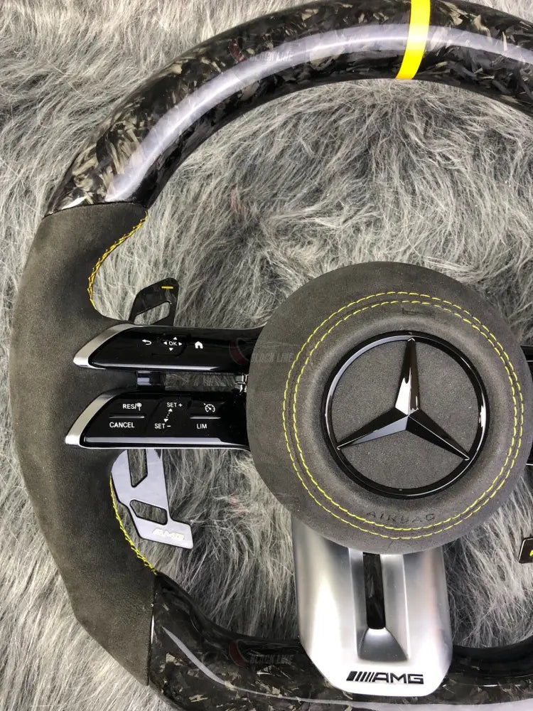 Volante Mercedes-AMG Performance en Carbono Forjado y Alcántara | Levas Multifunción Airbag y Detalles Amarillos