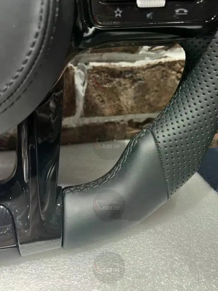 Volante Mercedes-AMG Performance en Cuero Negro Perforado con Levas Multifunción y Detalles AMG