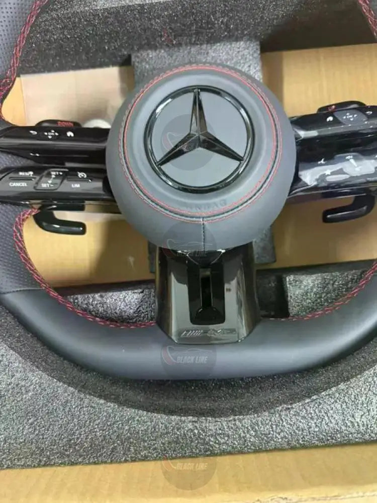 Volante Mercedes-AMG Performance en Cuero Negro Perforado con Levas Multifunción y Costuras Rojas