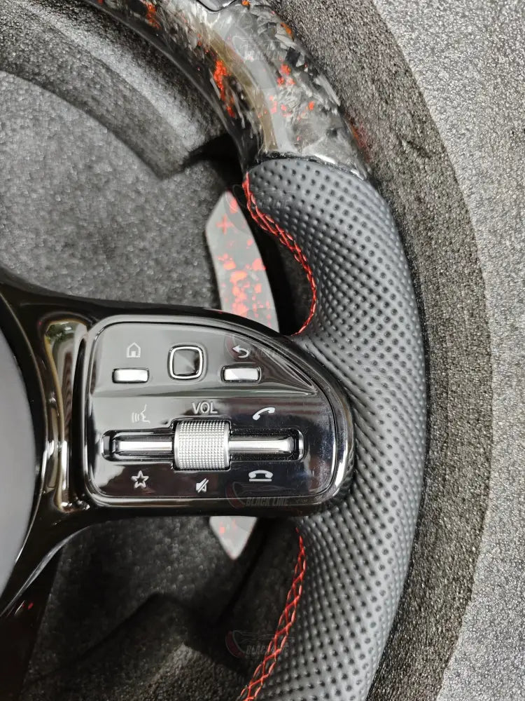 Volante Mercedes-AMG Performance en Fibra de Carbono Microfibra Negra y Costuras Rojas con Levas y Multifunción