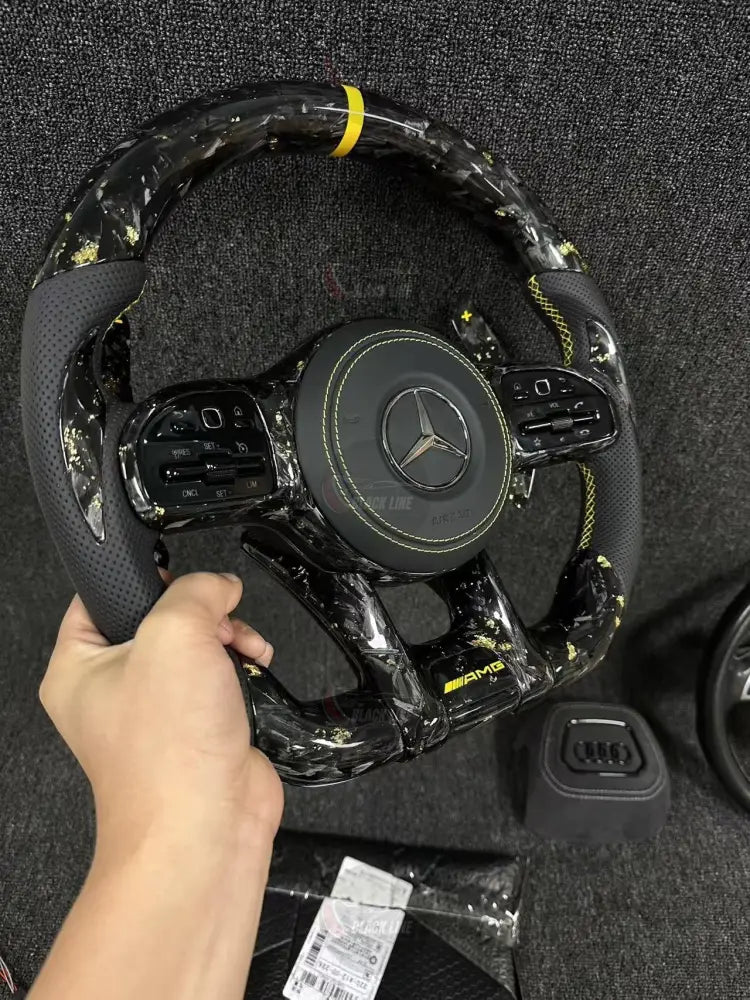 Volante Mercedes-AMG Performance en Fibra de Carbono Microfibra Perforada Levas y Costuras Amarillas