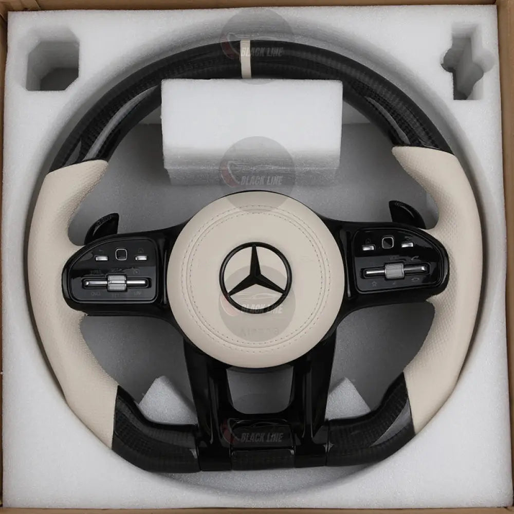 Volante Mercedes-AMG Performance en Fibra de Carbono y Cuero Blanco Perforado con Levas Multifunción y Race Display