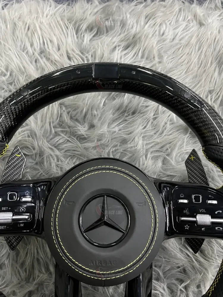 Volante Mercedes-AMG Performance en Fibra de Carbono y Cuero Perforado | Display LED Levas de Carbono Multifunción
