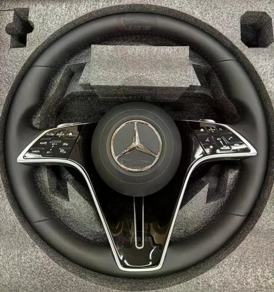 Volante Mercedes-Benz Multifunción en Cuero Negro con Controles Táctiles y Acabado Cromado