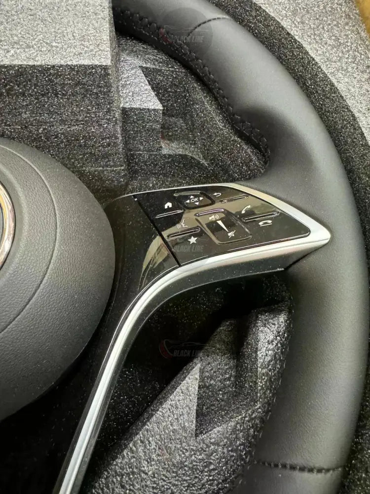 Volante Mercedes-Benz Multifunción en Cuero Negro con Controles Táctiles y Acabado Cromado