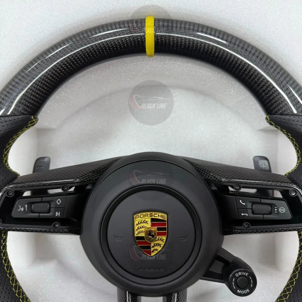 Volante Porsche Deportivo en Fibra de Carbono y Piel Perforada | Marcador Amarillo Levas de Cambio Drive Mode Fondo