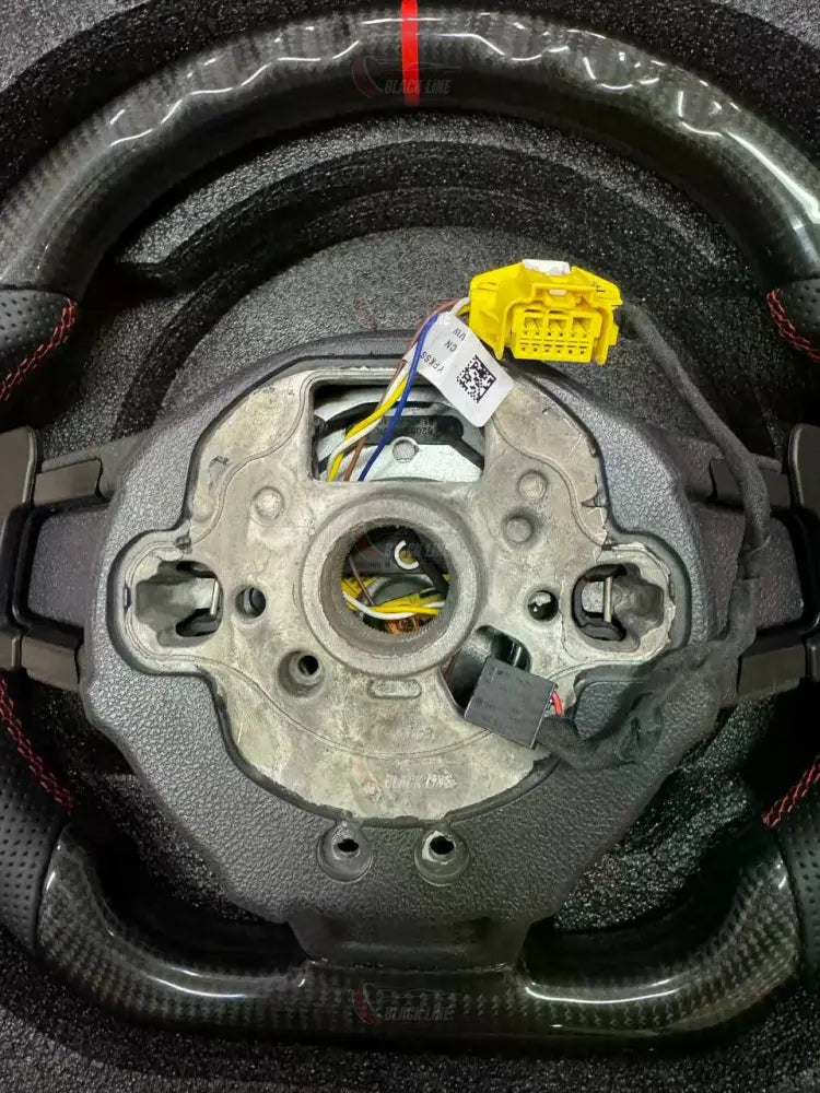 Volante Volkswagen Golf GTI en Fibra de Carbono y Cuero Perforado con Levas Multifunción y Costuras Rojas