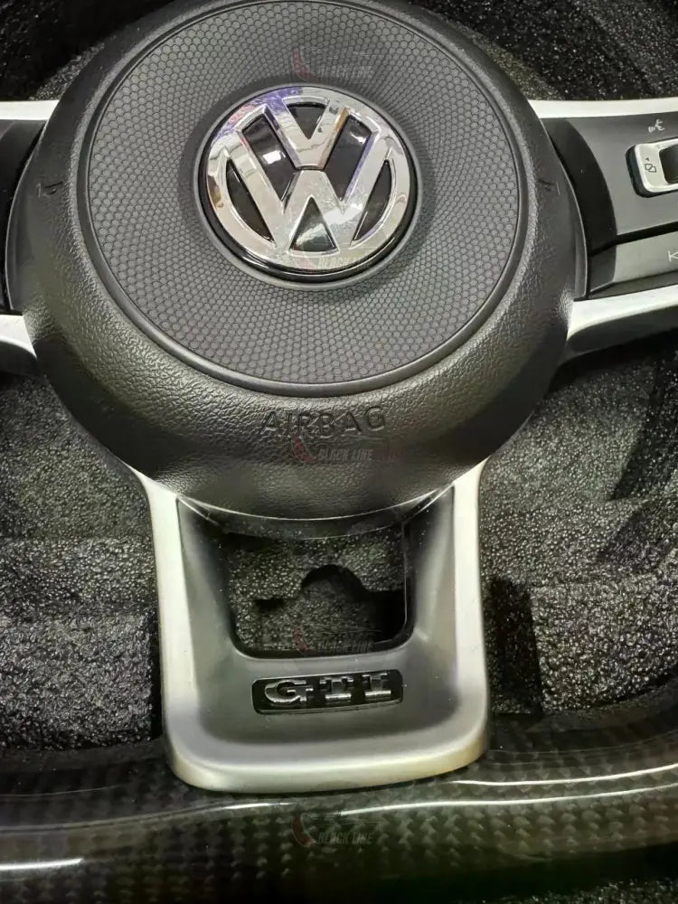 Volante Volkswagen Golf GTI en Fibra de Carbono y Cuero Perforado con Levas Multifunción y Costuras Rojas