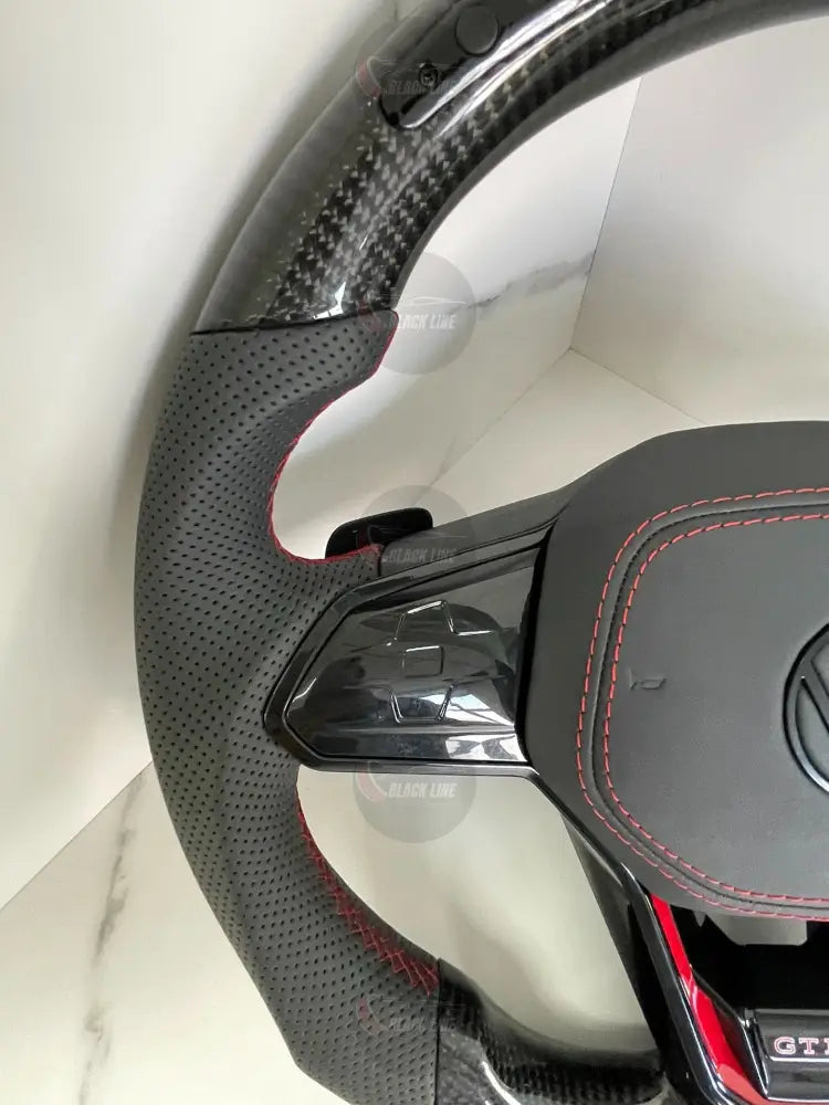 Volante Volkswagen Golf GTI Performance en Fibra de Carbono Cuero Perforado Levas y Costuras Rojas