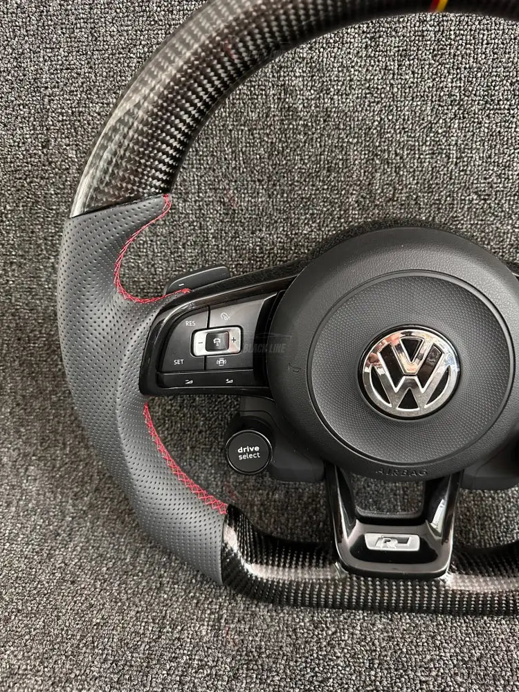 Volante Volkswagen R Deportivo en Carbono y Cuero Perforado | Costuras Rojas Levas Drive Select Start/Stop Fondo Plano