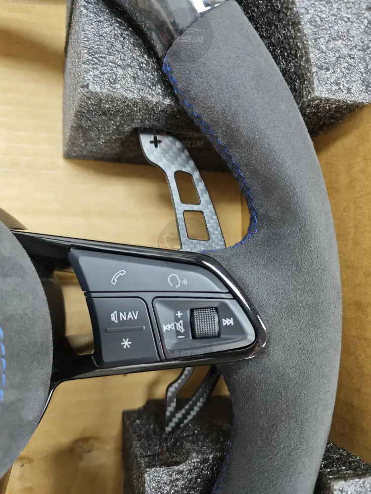 Volante Volkswagen R en Fibra de Carbono y Alcantara con Levas Multifunción y Costuras Azules